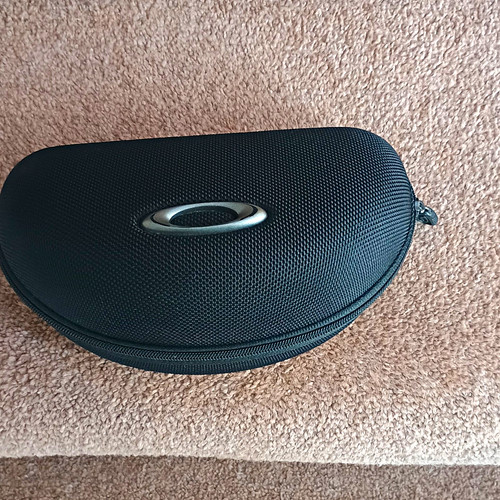 Oakley black semi hard - oakley,